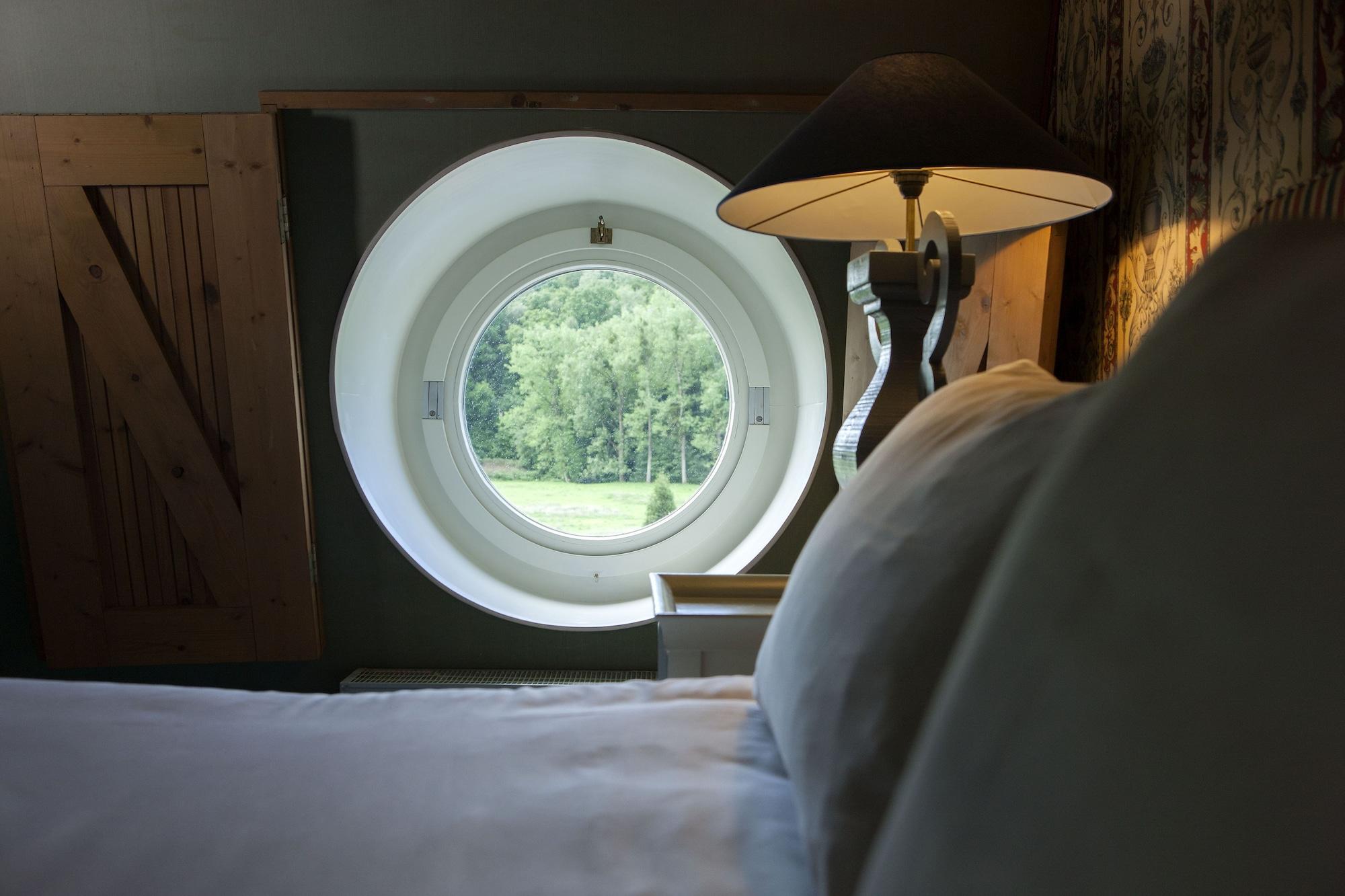 Chateau St Gerlach - Oostwegel Collection, Member Of Relais And Chateaux Valkenburg aan de Geul Exterior photo A porthole window in a bedroom